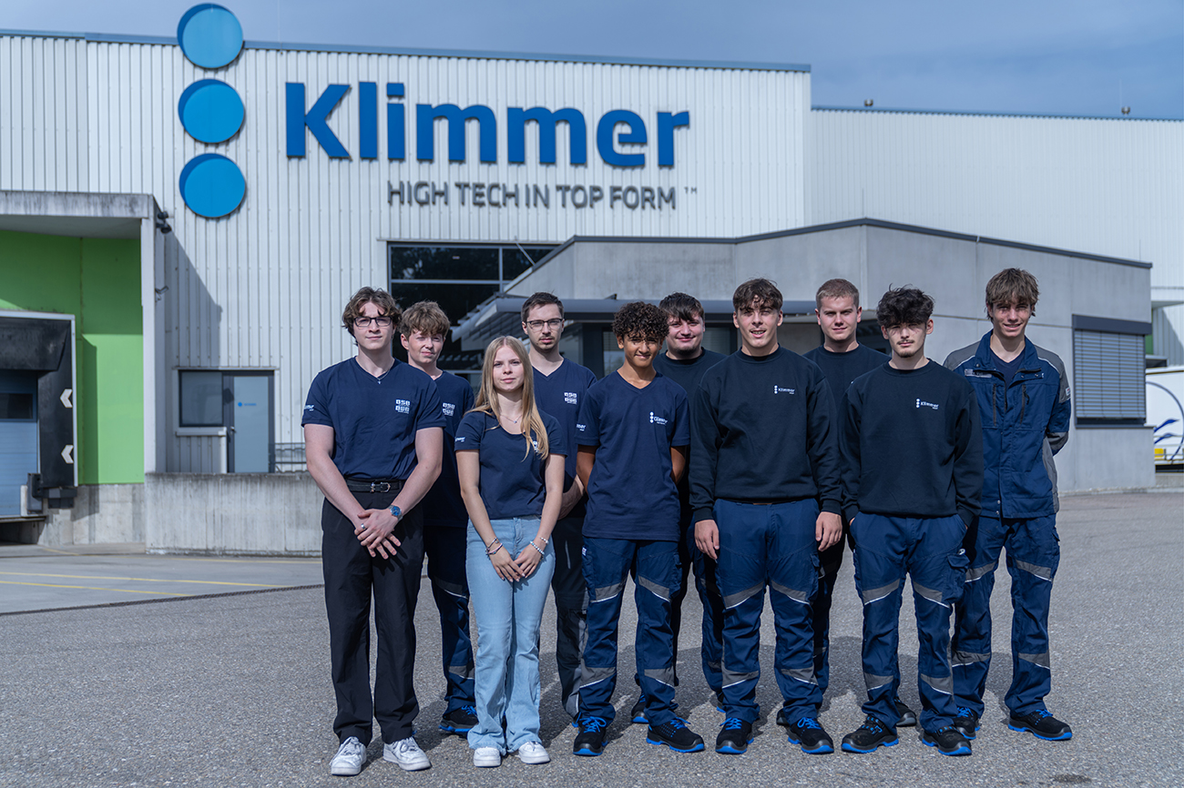 Gruppenbild Azubis 2026 vor dem Gebäude der Klimmer GmbH